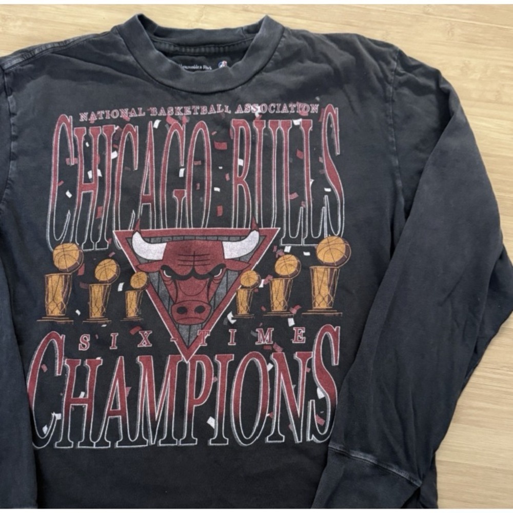 Chicago Bulls Long Sleeve T-shirt Abercrombie & Fitch NBA Size Small Crewneck
